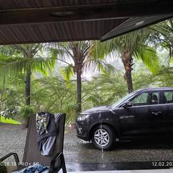 Gerade ausgepackt und der Regen fing an, schon bei 33 Grad!