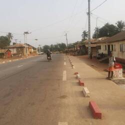 Es steht sogar schon Freetown, die Hauptstadt von Sierra Leone, auf dem Meilenstein