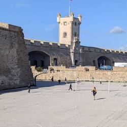 Plaza de ka Constitution mit Puerta de Tierra