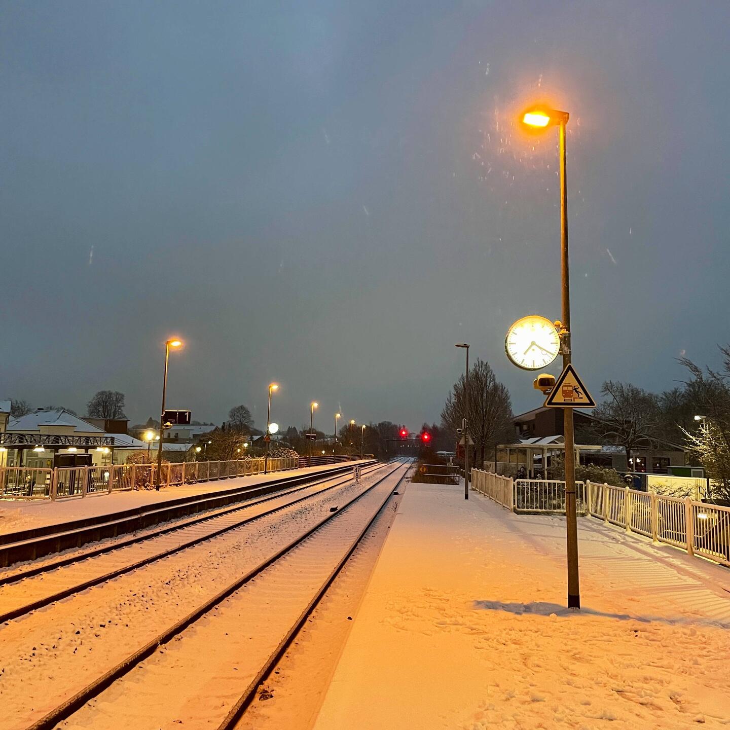 Warten am Bahnhof