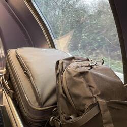 ich bin mit Koffer und Tagesrucksack unterwegs