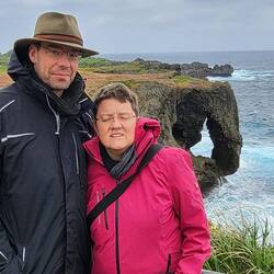 Zwei Leute vorm Elefantenrüssel