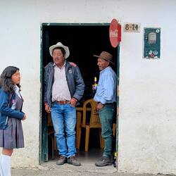 Kolumbien wird Schulkleidung getragen