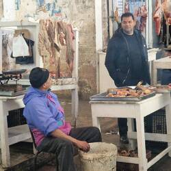 Der schrubbt mit nem Glitzy irgendwelche Schaafsteile in dem Eimer