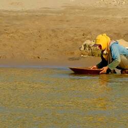 Goldgräber - die Laoten machen es per Hand, die Vietnamesen am anderen Ufer mit großen Baggern