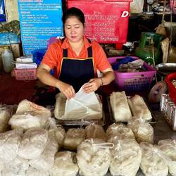 Nudelteig wird dünn ausgerollt, gefaltet....