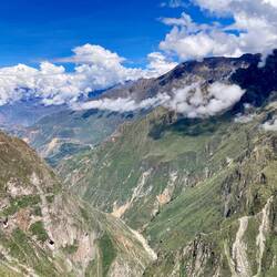 Tout en bas, la rivière
