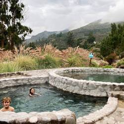 Aux sources d'eaux chaudes sous la pluie 🌧️🏊🏻😁