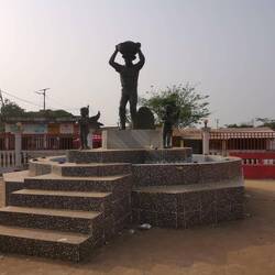 Die Statue soll wohl an die Helden erinnern, die die nationalen Gebäude errichteten