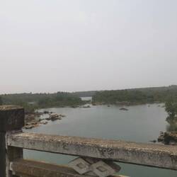 Einer von mind. drei Flüssen auf dem Weg - dafür geht es steil bergab und gleich wieder bergauf