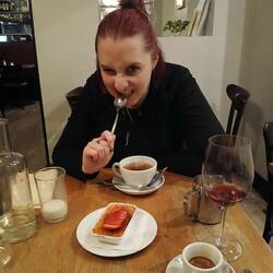 Zum Dessert e diabolisch gueti Crème brûlée mit schwedische winter ärdbeeri
