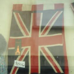 International... Union Jack mit Eifelturm in einem Laden in Spanien...