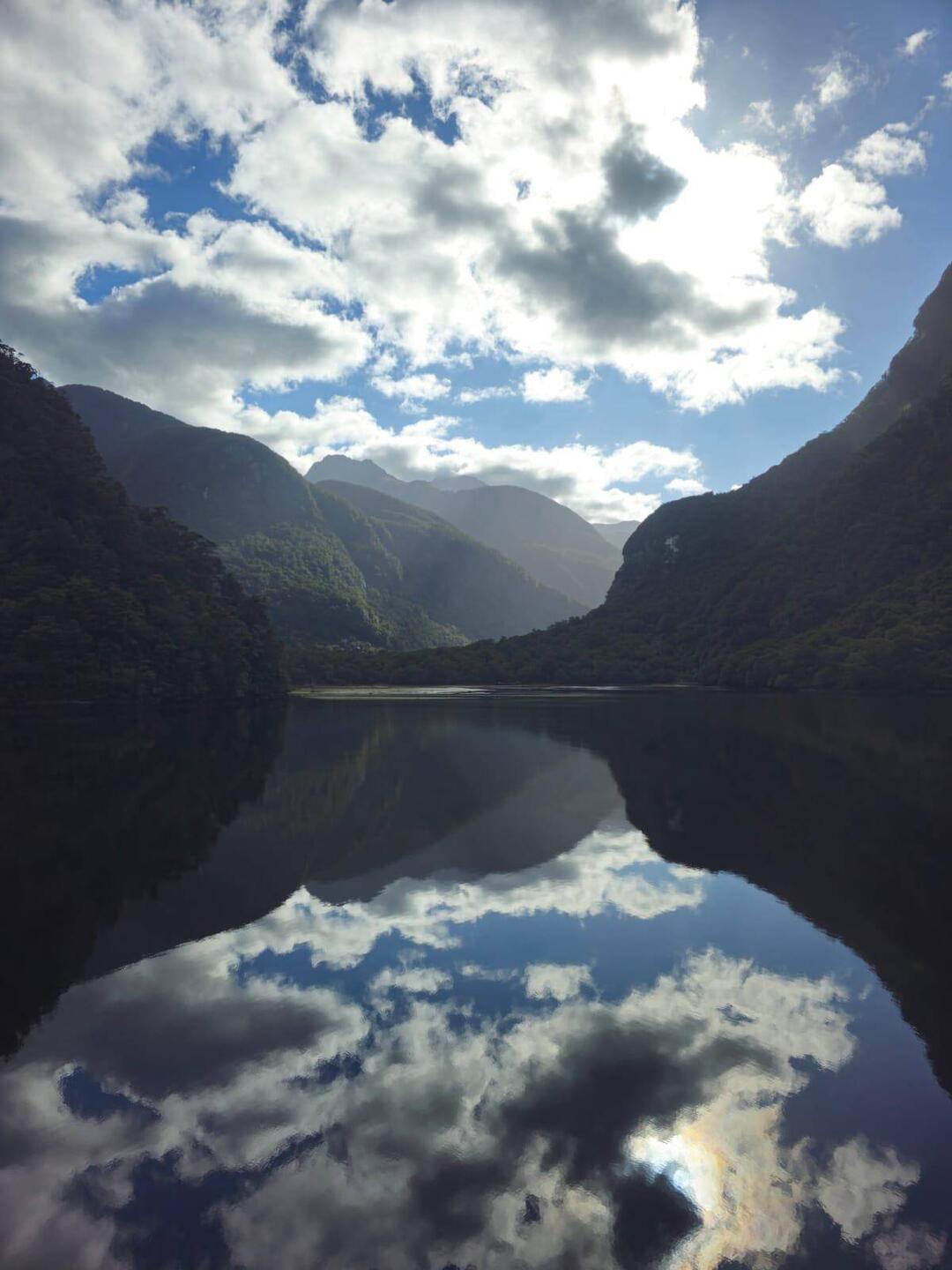 Magnifiques reflets du ciel sur l'eau silencieuse