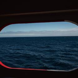 Vi såg nästan inga andra fartyg på Tasmanska havet, men här är faktiskt ett vid horisonten