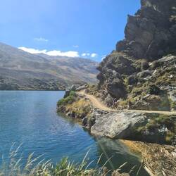 Der Weg schlängelte sich immer schön am See und Felsen entlang