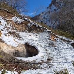 Un trou avec de l'eau chaude