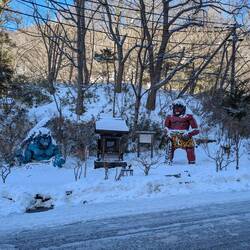 Les oni rouge et bleu qui vous souhaitent la bienvenue