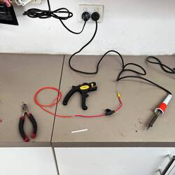 Hier wird das Messkabel für + vorbereitet mit einer Sicherung