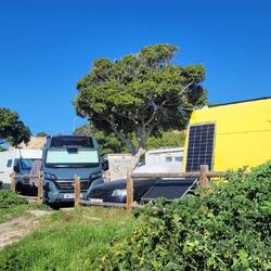 Und dazwischen quetschen sich die Womos 🙈