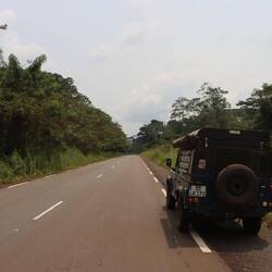 Auch jenseits der Grenze bleibt die Straße erstklassig