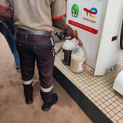 An der Tankstelle gibt es schwarze schaumige Brühe