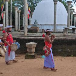 Mönche auf den Weg vom Hochplateau zur großen Stupa Maha Seya
