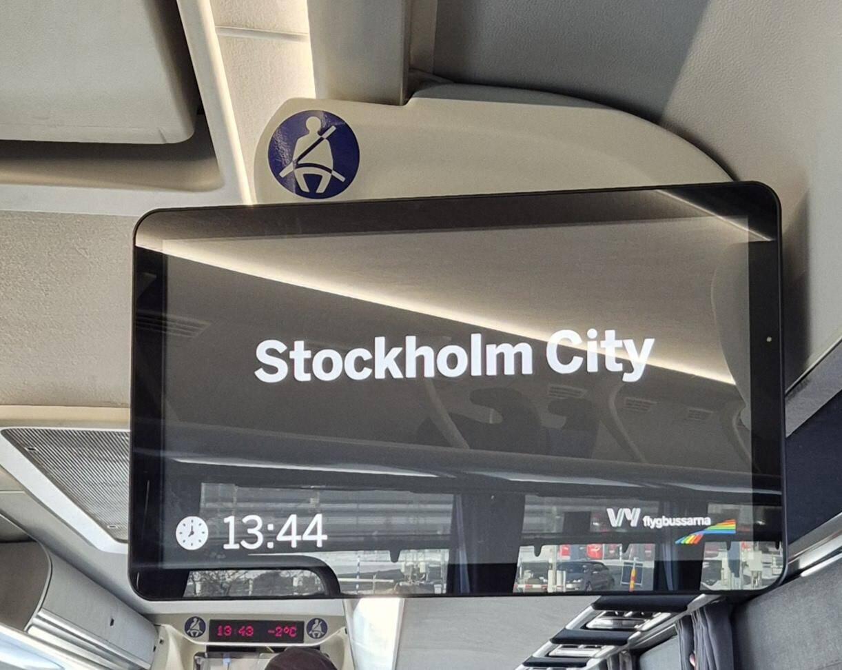 Wir sitzen endlich im Bus von Arlanda nach Stockholm, 2 Std verspätet