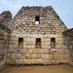 The two types of Inca masonry on display: the bottom with no mortar, the top with mortar