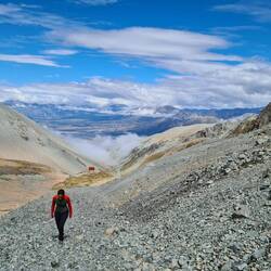 Oberhalb vom Näbel, scho a de Erewhon Hut verbi