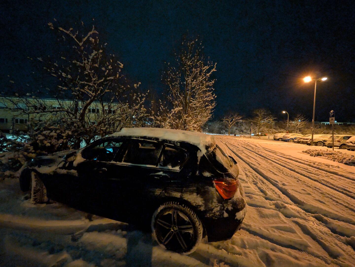 Auto am Bahnhof abgestellt
