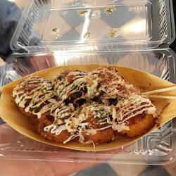 Takoyaki, frittierte Oktopusbällchen