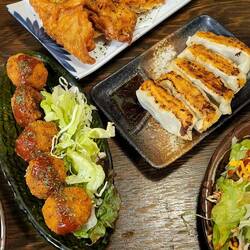 Gyoza, Tacobällchen und frittierter Thunfisch