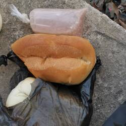 Mein Frühstück - hinten ist eine warme, süße Flüssigkeit mit Gelbällchen