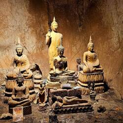 ...Unmengen von Buddhastatuen...