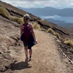 Abstieg mit Seeblick und rauchenden Kratern