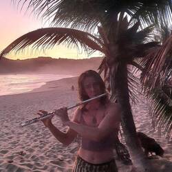 Strandmusikantin uns direkt gegenüber 🌎