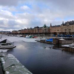 Pitoreski Fluss Promenade zum flaniere