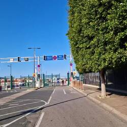 Die Rollbahn als Grenze zwischen. E und GB