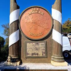 = 2 Felsenberge, die die Straße von Gibraltar einfassen...