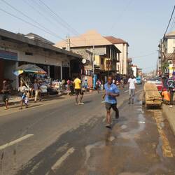 Eine Straße in Freetown auf dem Weg zum Fahrradladen