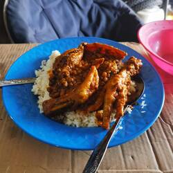 Wo wird man schon im Fahrradladen zum Essen eingeladen - Hühnerfüße schmecken gar nicht schlecht
