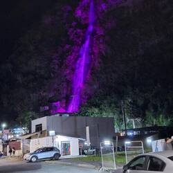 Abends ist der Wssserfall beleuchtet. Wenn man es mag....