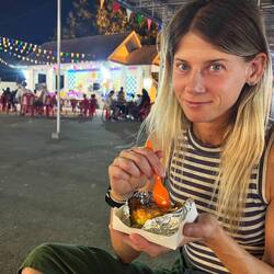 Wenn kein Tisch mehr frei ist, sitzt man eben auf dem Boden😉