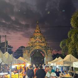Die Tore eines Tempels, an dem direkt eine Walking Street aufgebaut wurde.