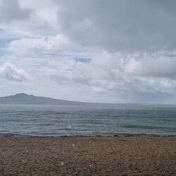 Junger Vulkan im Regenschauer