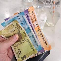 Eine Handvoll buntes Wechselgeld