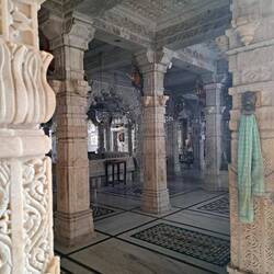 Verzierter Marmor über drei Etagen!