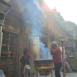 Jeder wirft bestimme Samen hinein, der Rauch wird tief inhaliert.