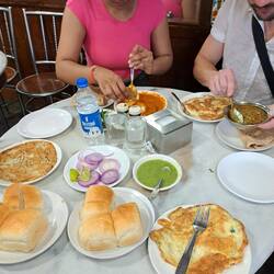 Essen gehen mit neuen Freunden.