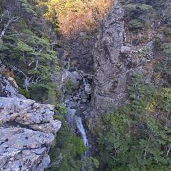Ein kleiner Wasserfall beim Aufstieg